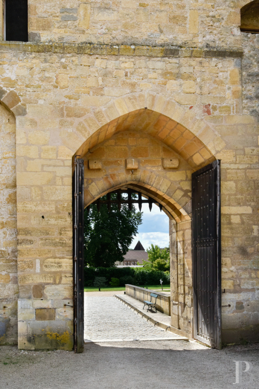 À Ainay-le-Vieil, entre Bourges et Montluçon, une forteresse séculaire tout en raffinement  - photo  n°2